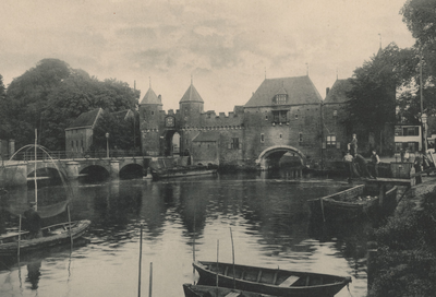 5962 Gezicht op de Koppelpoort te Amersfoort, uit het westen, met op de voorgrond de Eem.